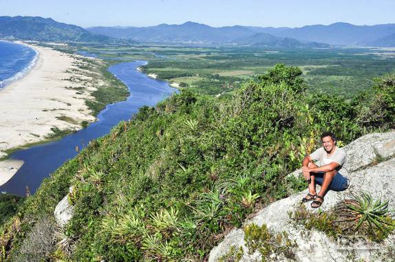 No alto do morro da Guarda, admirado com a beleza da Guarda do Embaú, litoral sul de Santa Catarina